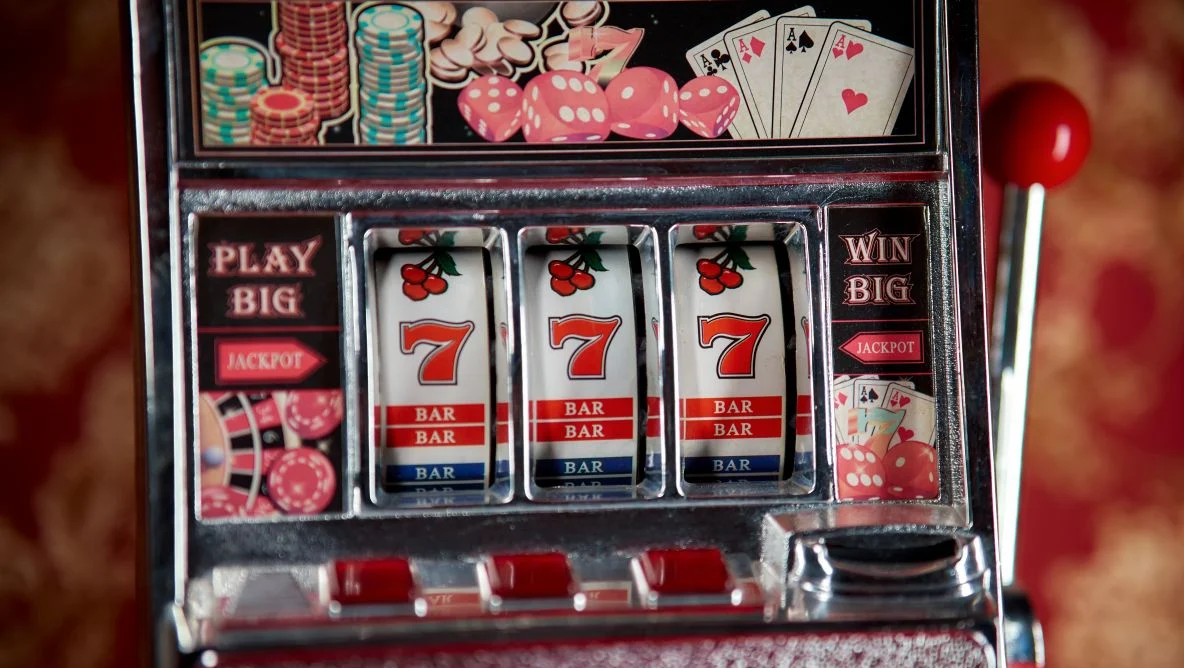 Elegancka kobieta w kasynie